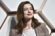 Anne Hathaway Red Lipstick HD Wallpaper