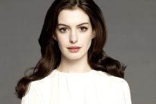 Anne Hathaway Studio Shot HD Wallpaper