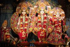 Lord Rama With Sita And Lakshmana Wallpaper