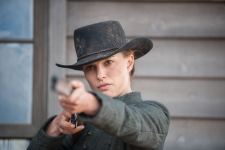 Natalie Portman From Movie With Gun Wallpaper