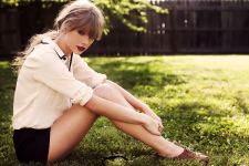 Stunning Taylor Swift Sexy Legs HD Wallpaper