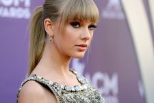 Taylor Swift Fashion Model Wide HD Wallpaper