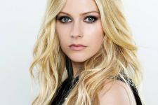 Stunning Avril Lavigne Wide HD Wallpaper