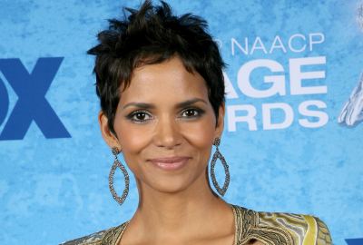 Beautiful Halle Berry Hollywood Actress With Earing Wallpapers