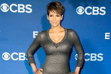 Popular American Hollywood Celebrity Actress Halle Berry HD Wallpaper