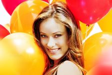 Beautiful Olivia Wilde With Balloons Wallpaper