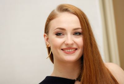 Beautiful Sophie Turner With Cute Smite Wallpaper