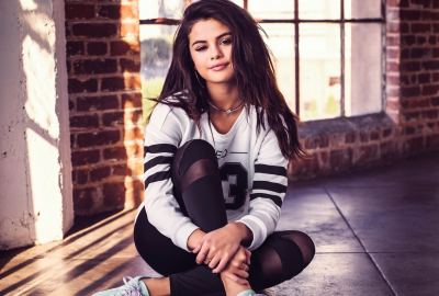Selena Gomez Cute Actress HD Wallpaper