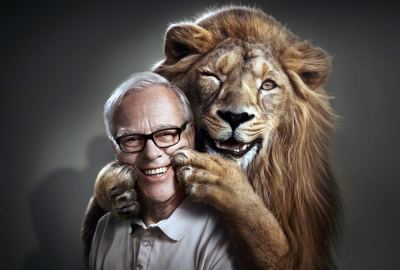 Funny Man and Lion Wallpaper