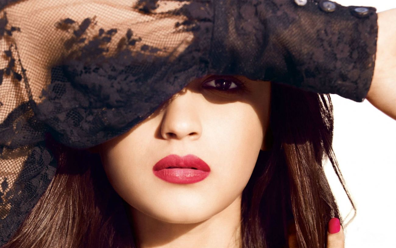 Heroine Alia Bhatt in Red Lips HD Wallpapers