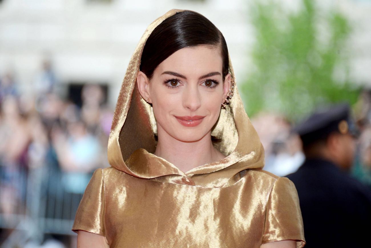 American Actress Anne Hathaway Black Hair HD Wallpaper