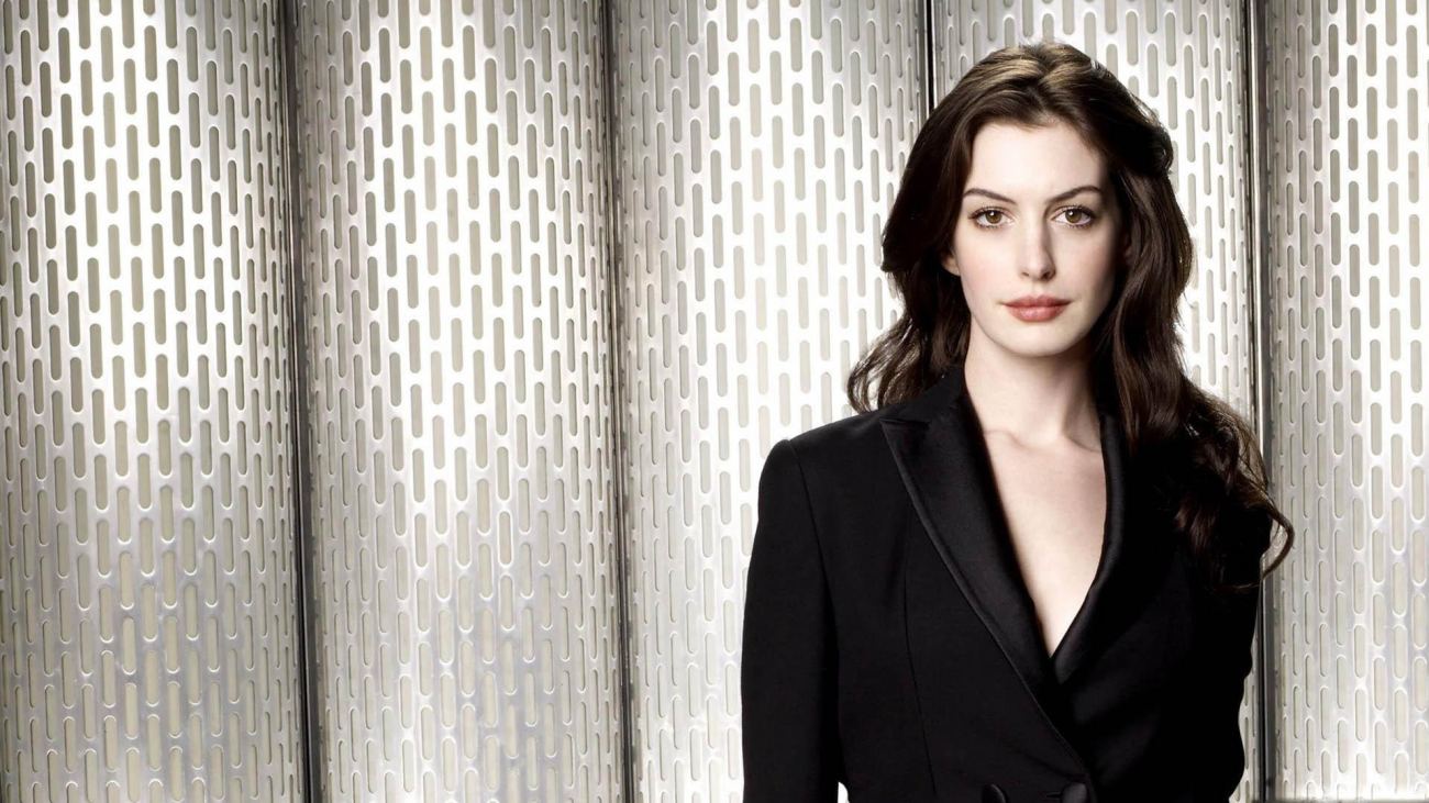 Anne Hathaway in Black HD Wallpaper