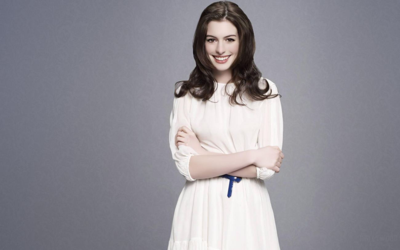 Anne Hathaway White Dress Smile Wallpaper