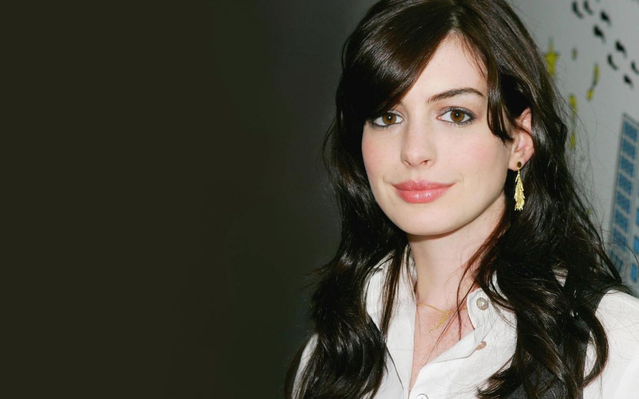 Beautiful Sexy Anne Hathaway HD Wallpaper
