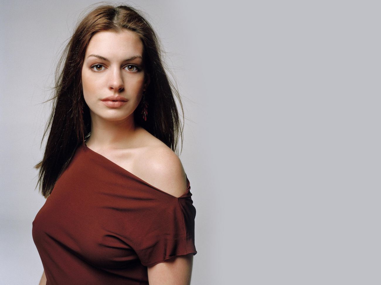 Gorgeous Anne Hathaway HD Wallpaper
