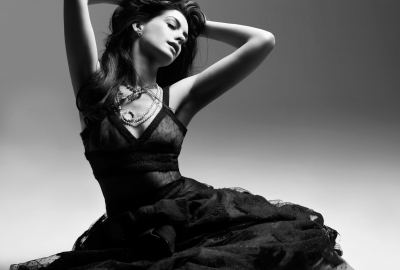 Grayscale Photography of Anne Hathaway Wearing Sleeveless V Neck Dress Wallpaper