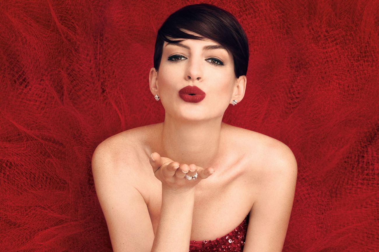 HD Wallpaper Anne Hathaway in Red