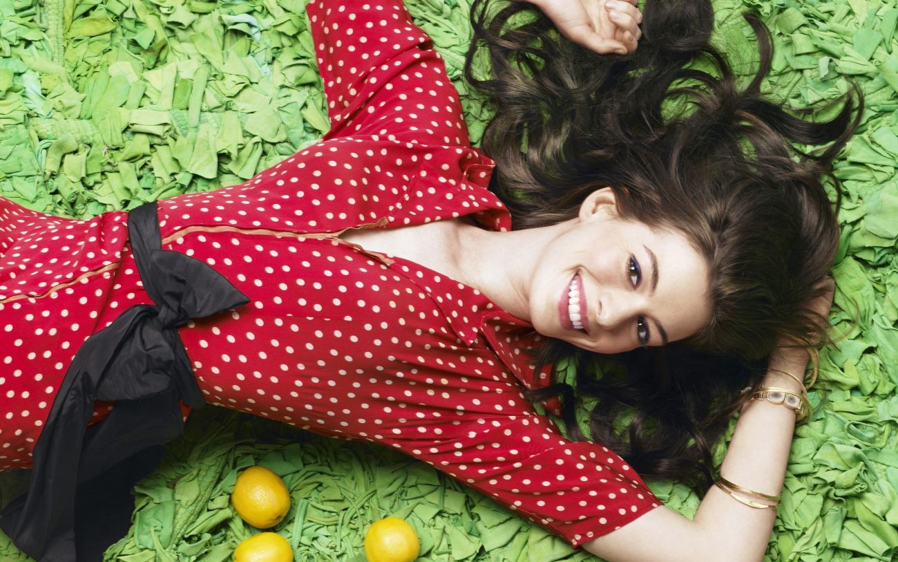 HD Wallpaper Anne Hathaway Polka Dots