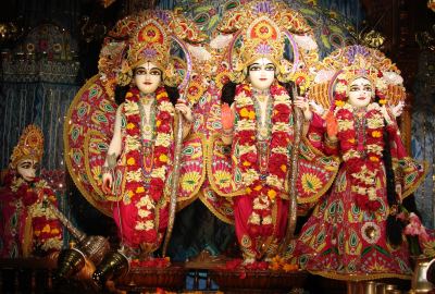 Lord Rama With Sita And Lakshmana Wallpaper