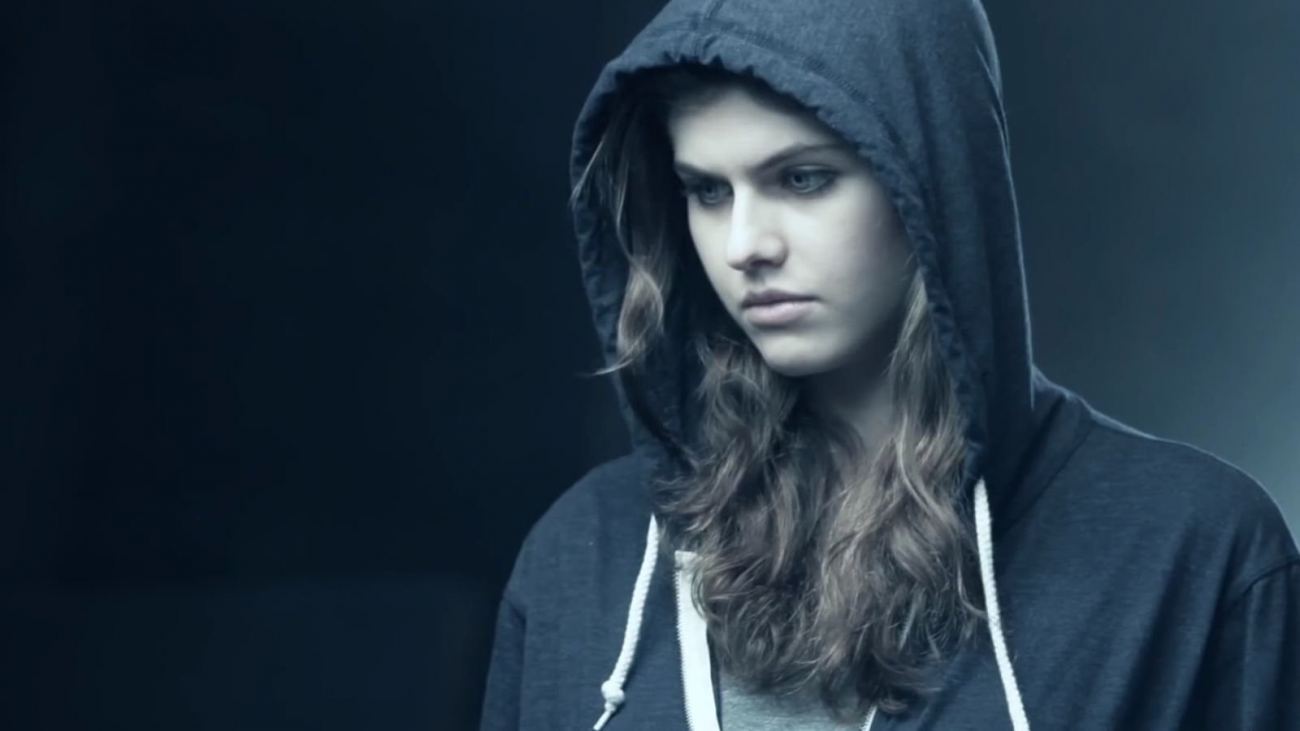 Actress Alexandra Daddario Hot Wallpaper