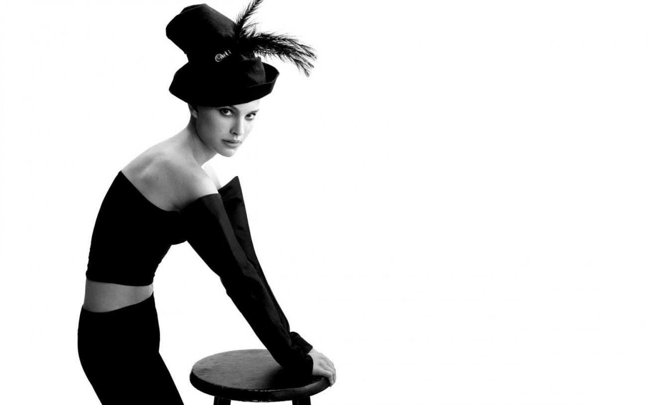 Actress Natalie Portman in Black Wallpaper