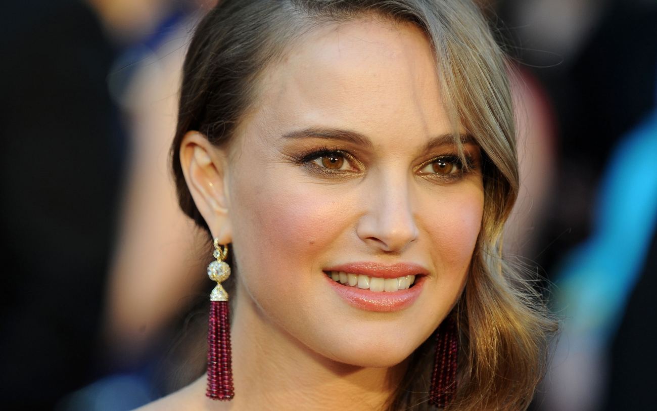 Natalie Portman Cute Smile Wallpaper