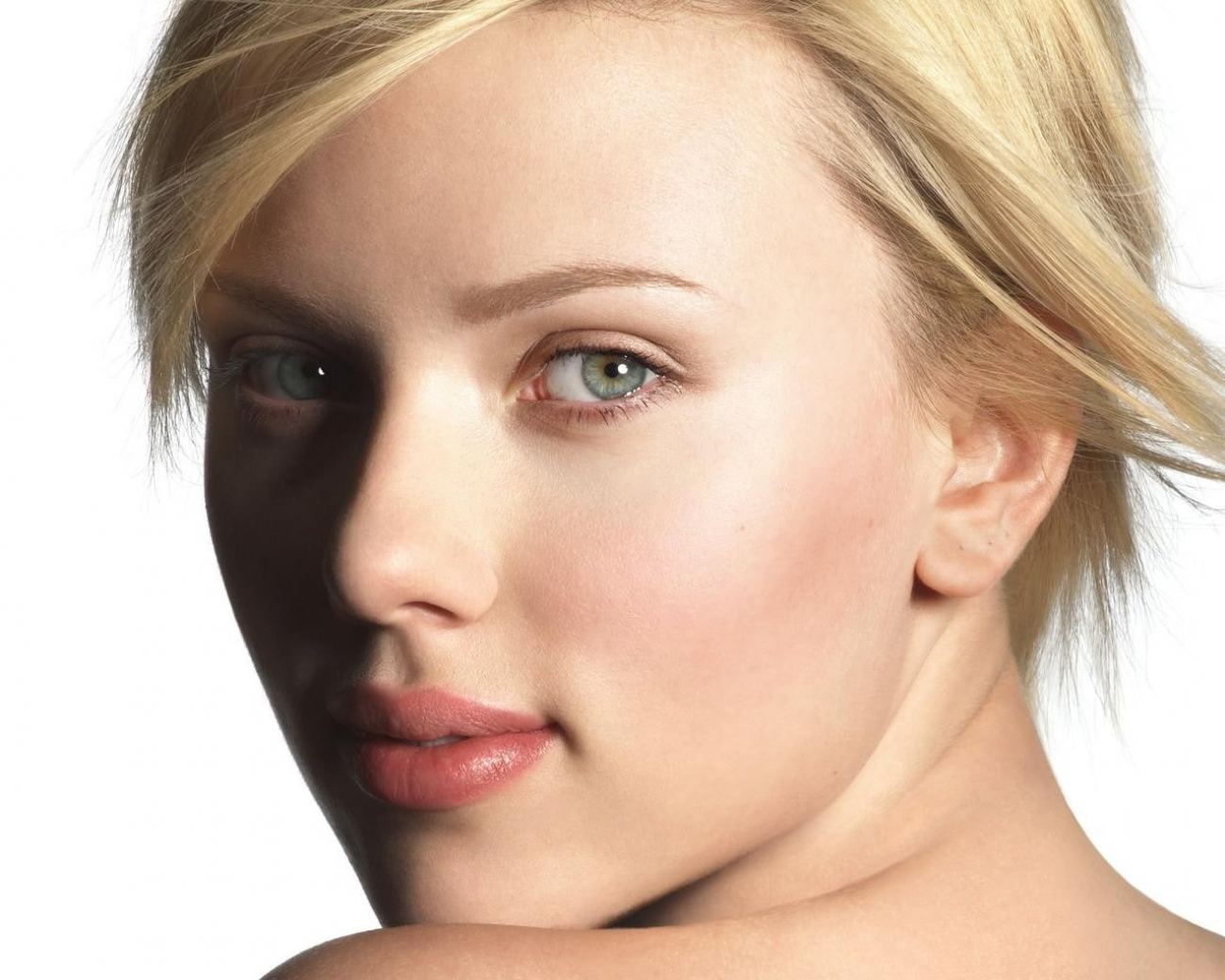 Scarlett Johansson Closeup Wallpaper