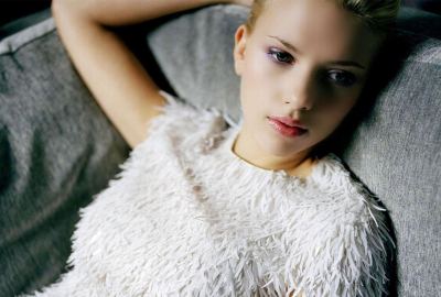 Scarlett Johansson Hands on Head Wallpaper
