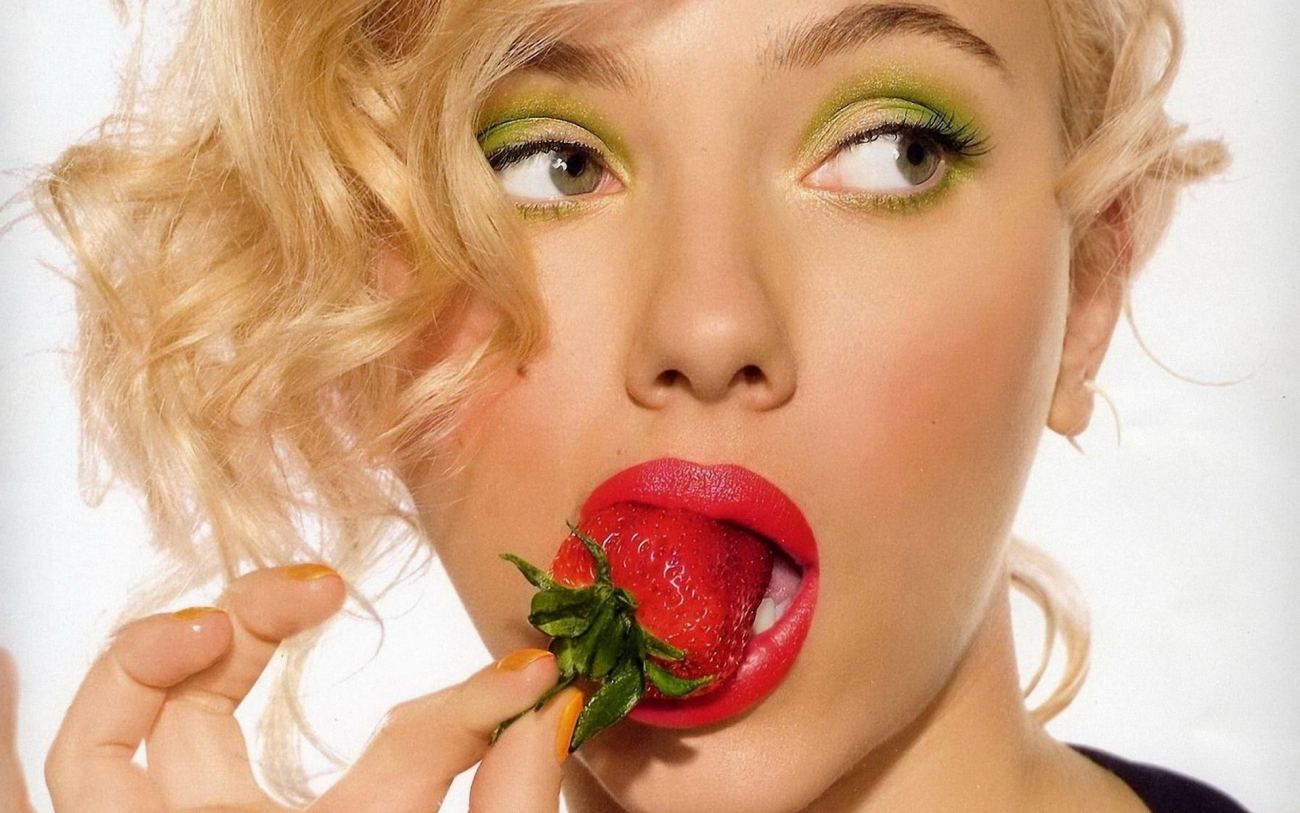 Strawberries Scarlett Johansson Wallpaper