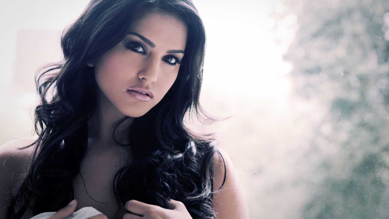 Beautiful Sunny Leone Actress Widescreen Wallpaper