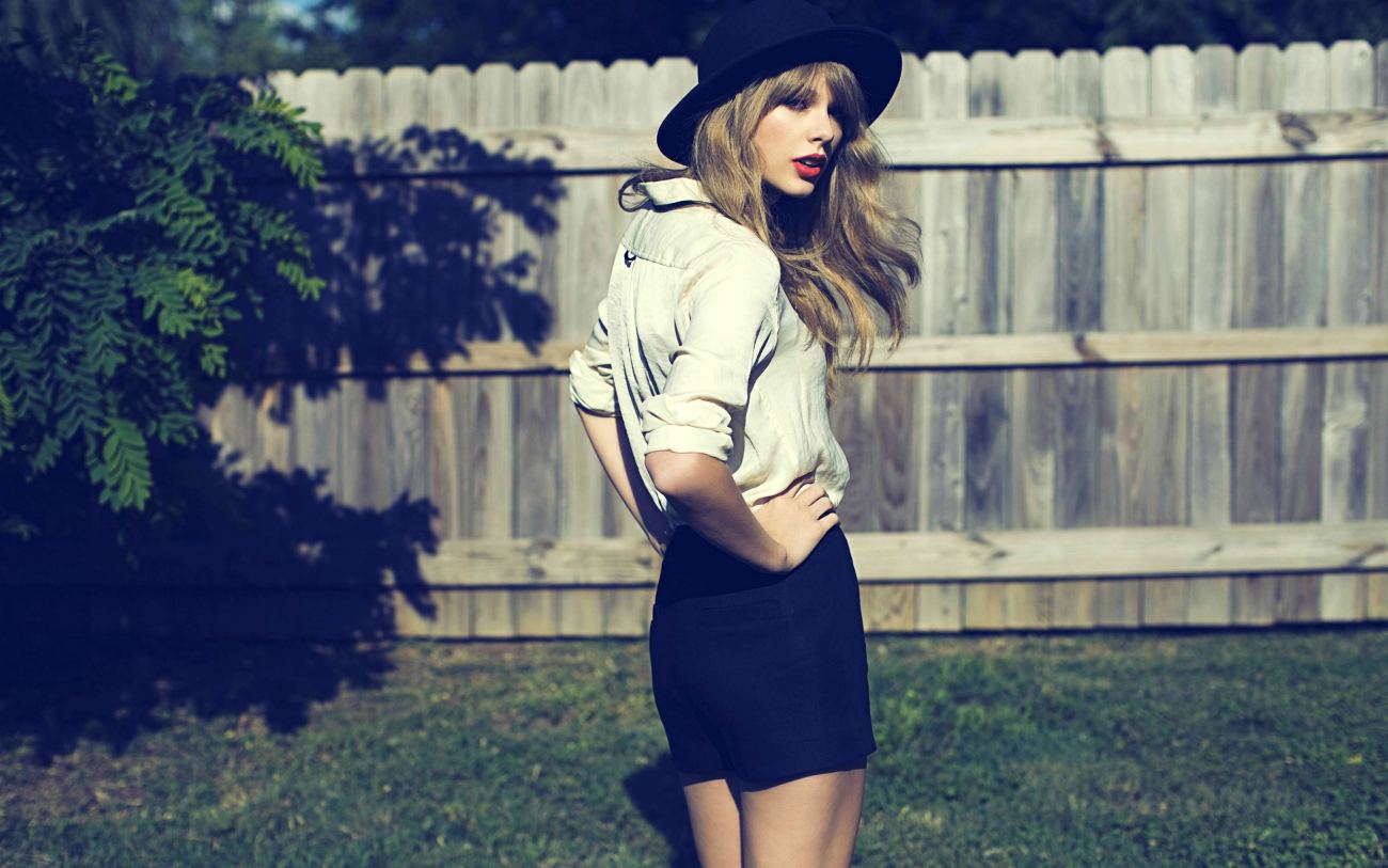 Taylor Swift Blond Wide HD Wallpaper