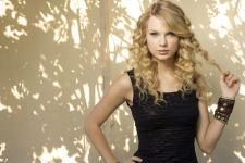 Taylor Swift Lovely 4K Wide HD Wallpaper