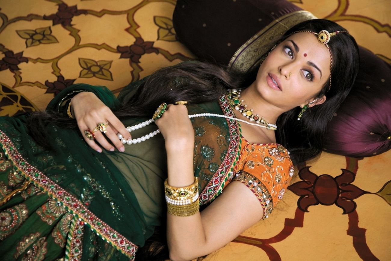 Actresses, Aishwarya Rai Hot in Saree Wallpaper