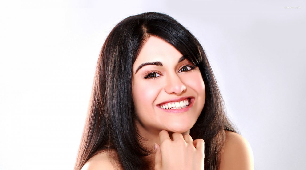 Adah Sharma Cute Smile Wallpaper