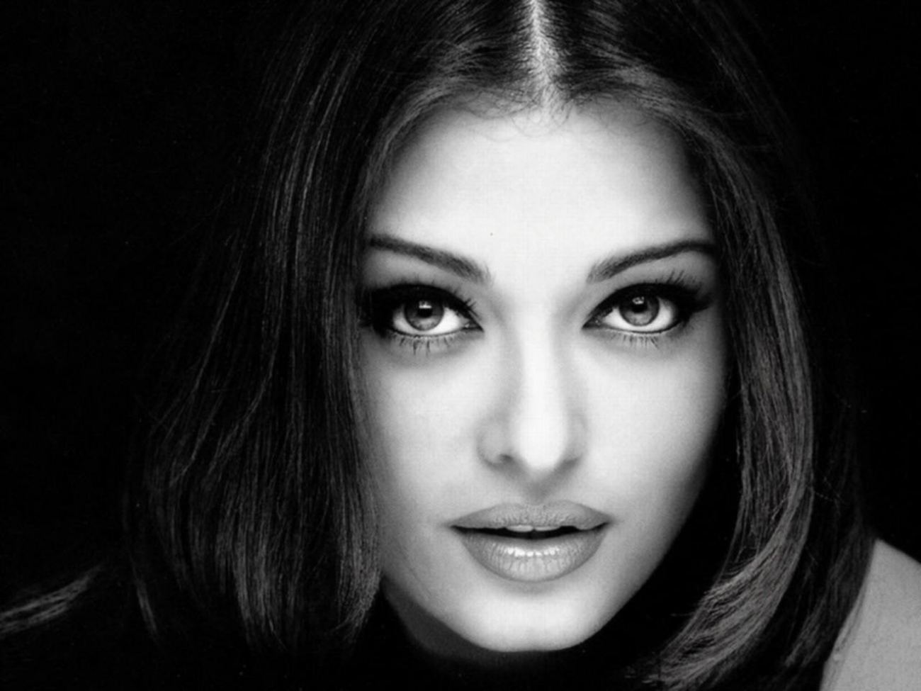 Aishwarya Rai Black & White HD Wallpaper