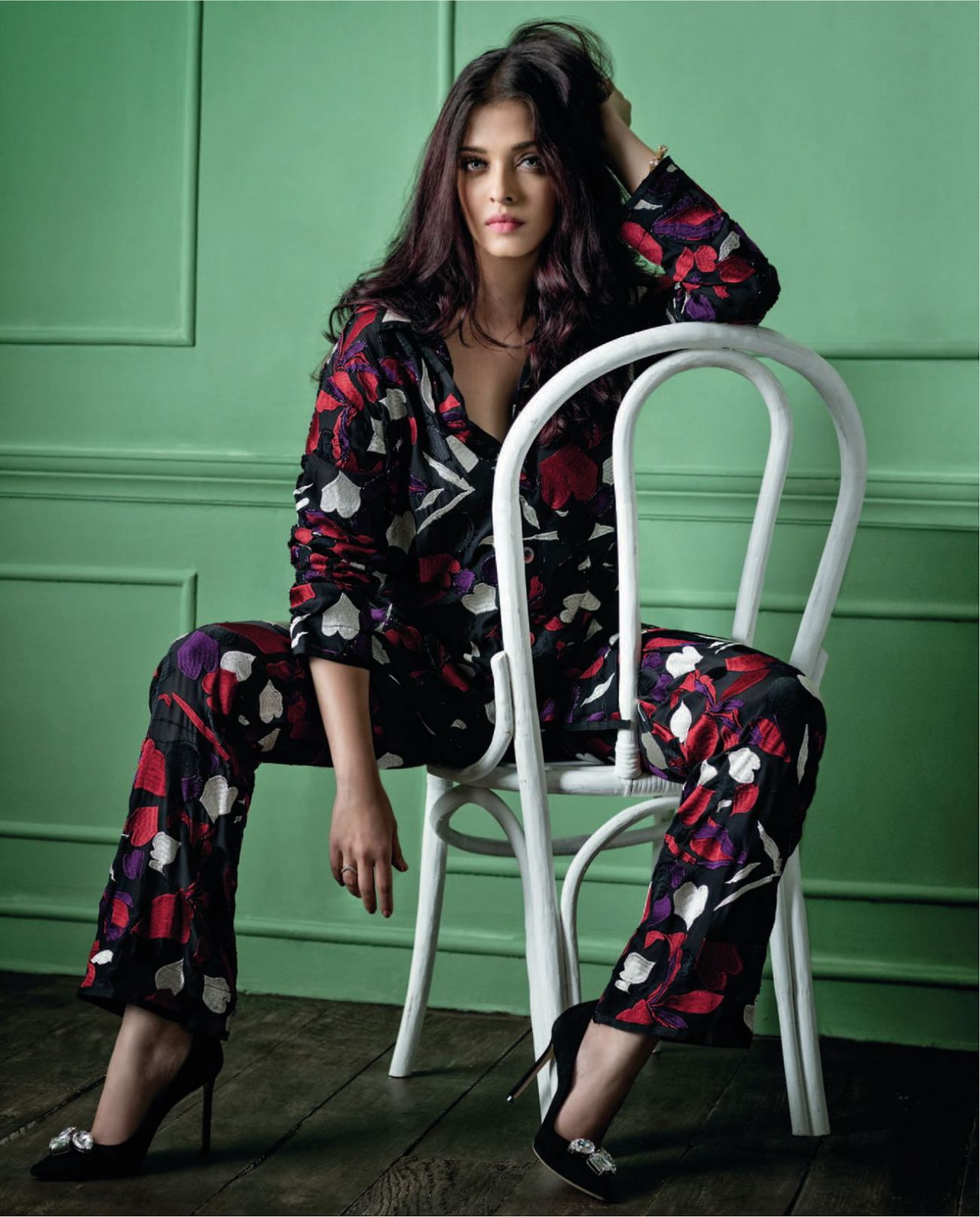 Aishwarya Rai Sitting Photoshoot Wallpaper