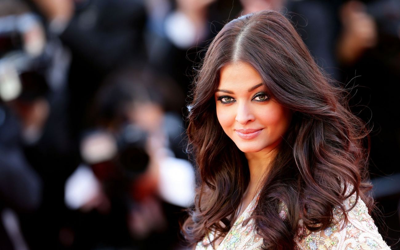 White and Green Floral Top Bollywood Actress Aishwarya Rai Bachchan Wallpaper