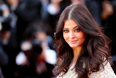 White and Green Floral Top Bollywood Actress Aishwarya Rai Bachchan Wallpaper