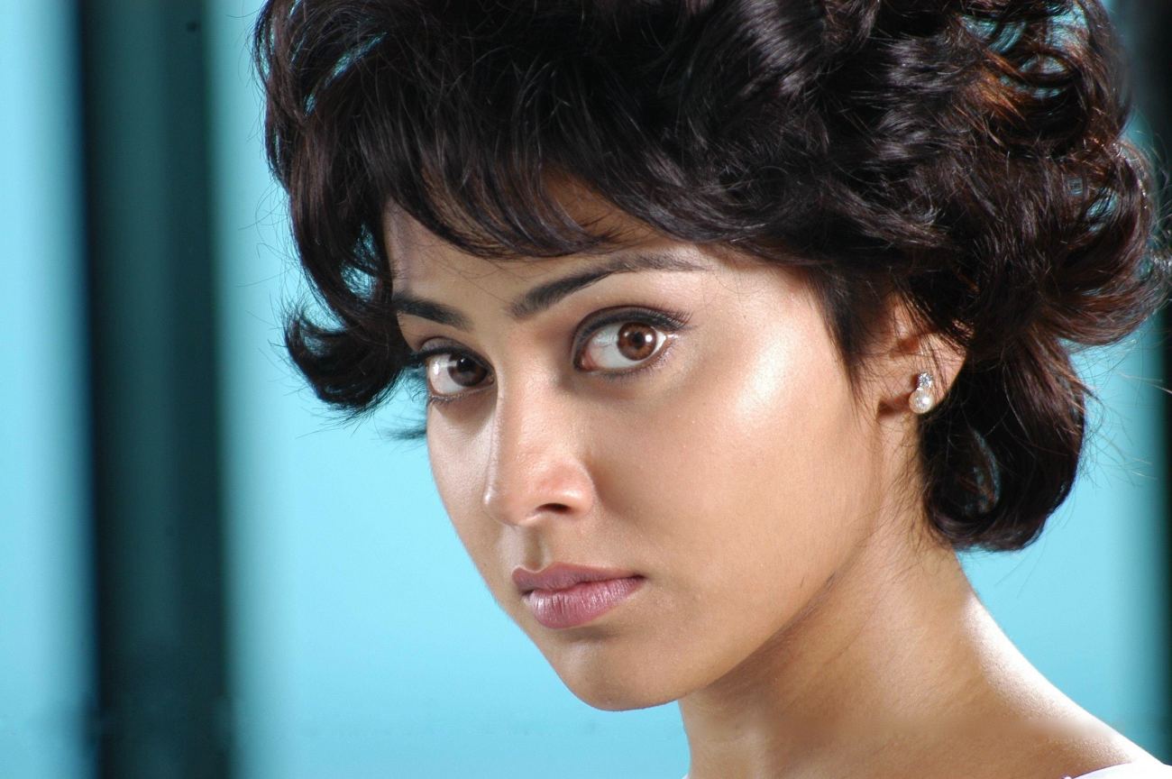 Sexy Shriya Saran Short Hair Cut Wallpaper