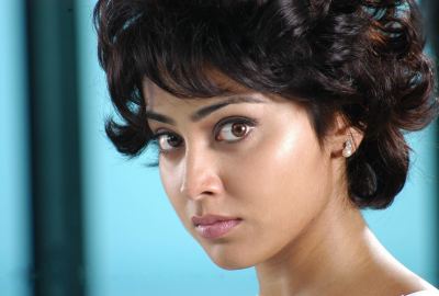 Sexy Shriya Saran Short Hair Cut Wallpaper