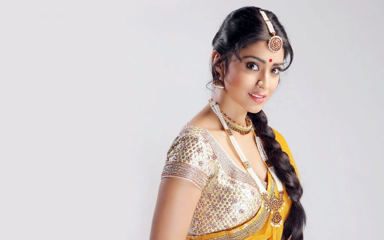 Shriya Saran 4K Wallpaper