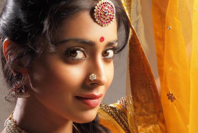 Shriya Saran Bollywood Pink and Silver Earring Wallpaper