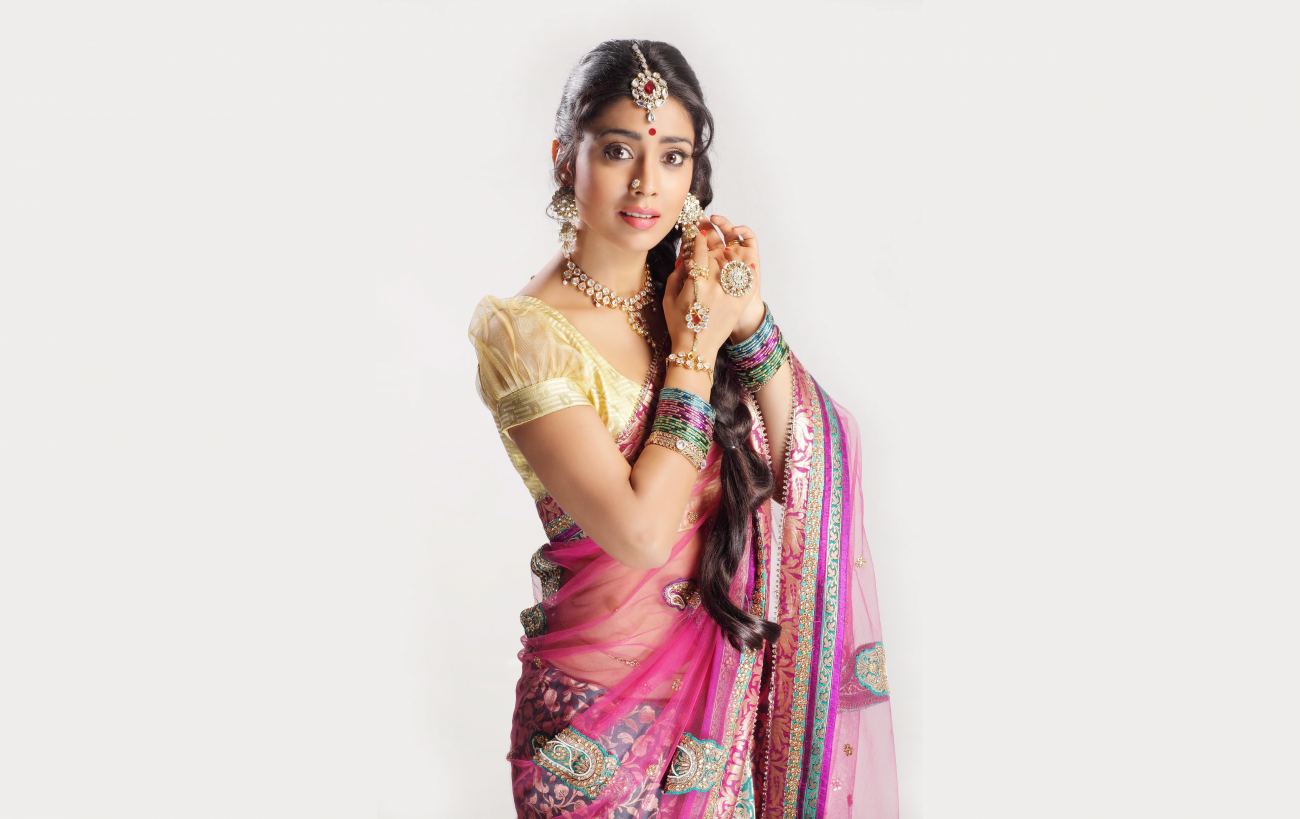 Shriya Saran in Saree Wallpaper