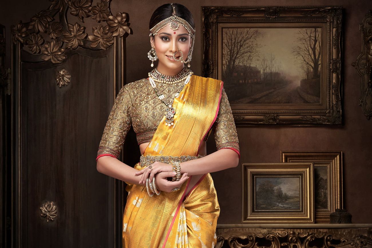 Shriya Saran Traditional Indian Saree Wallpaper