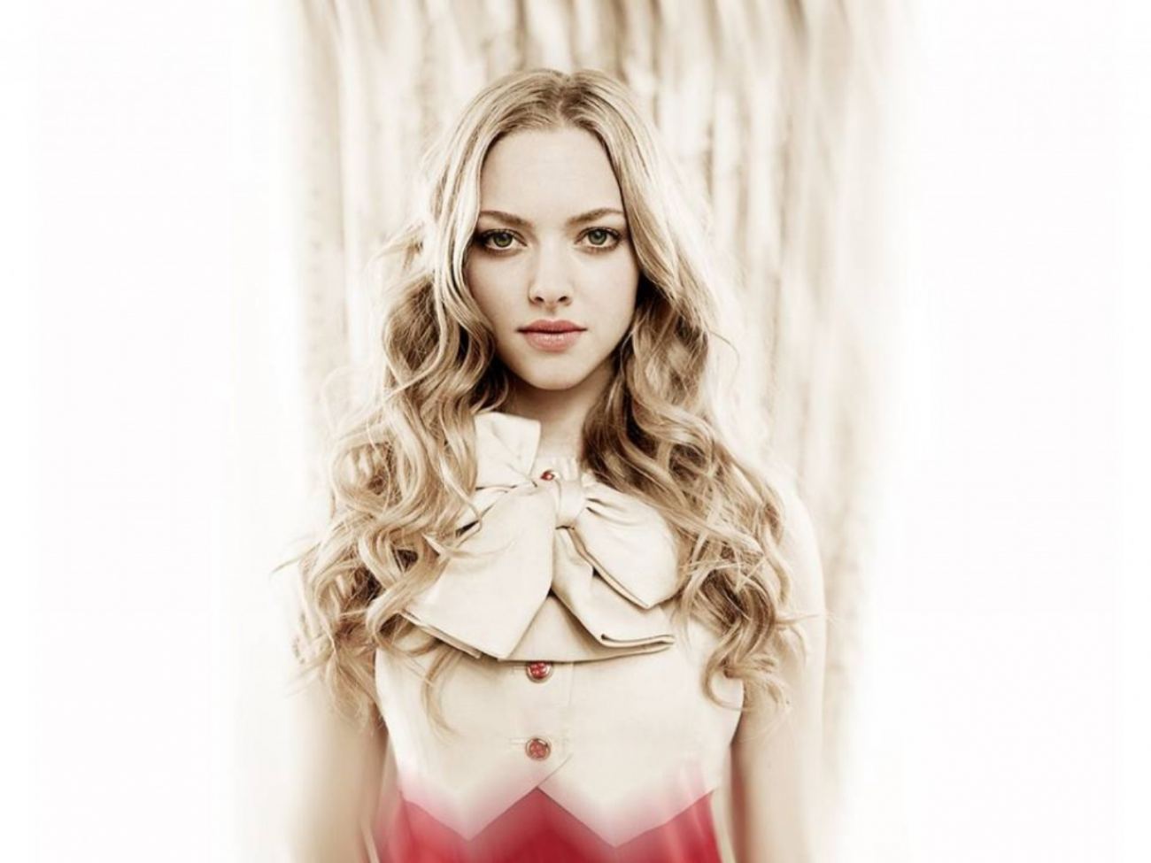 Amanda Seyfried Gorgeous Looks Widescreen Wallpaper