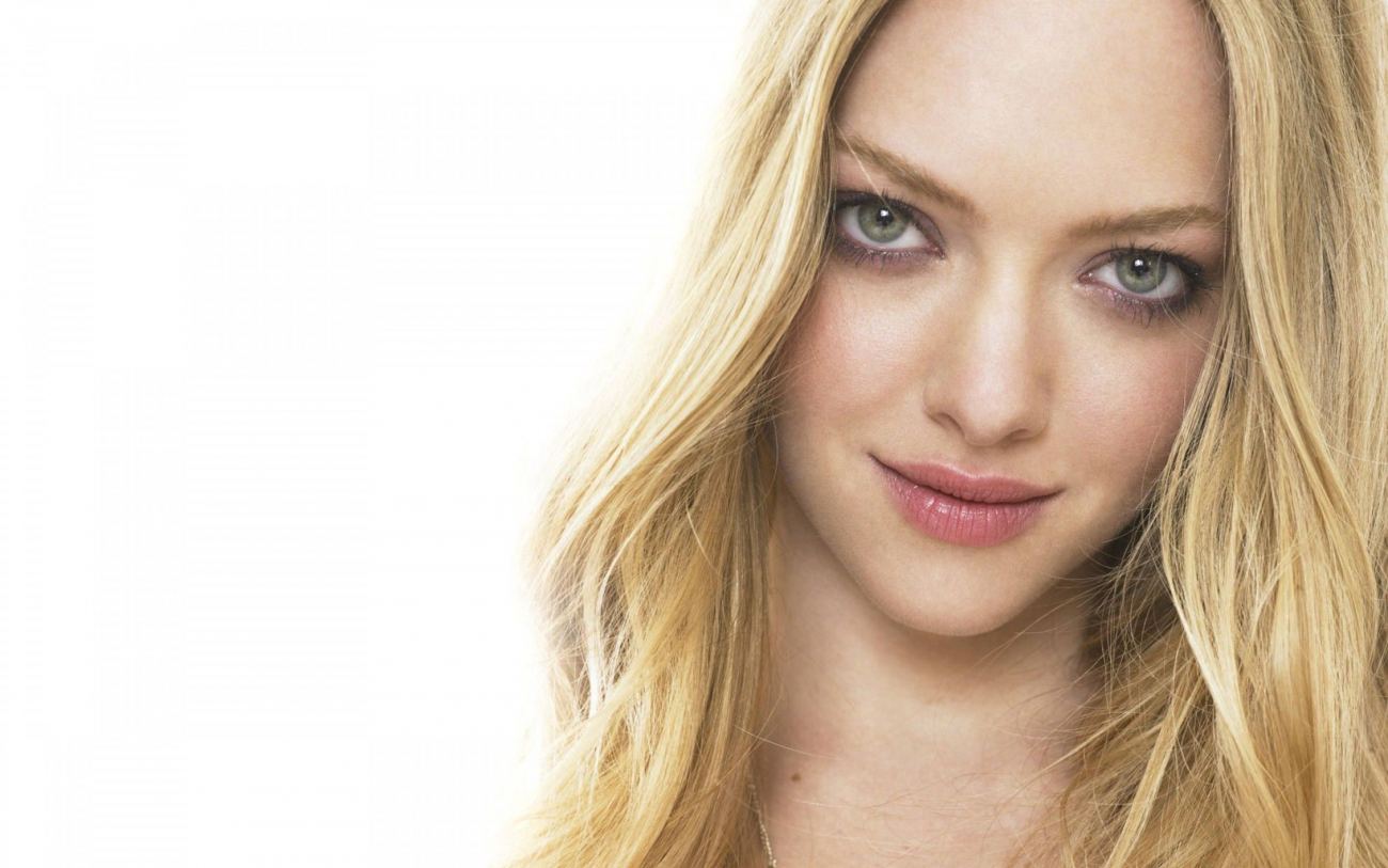 Amanda Seyfried Hot Actress Wide HD Wallpaper