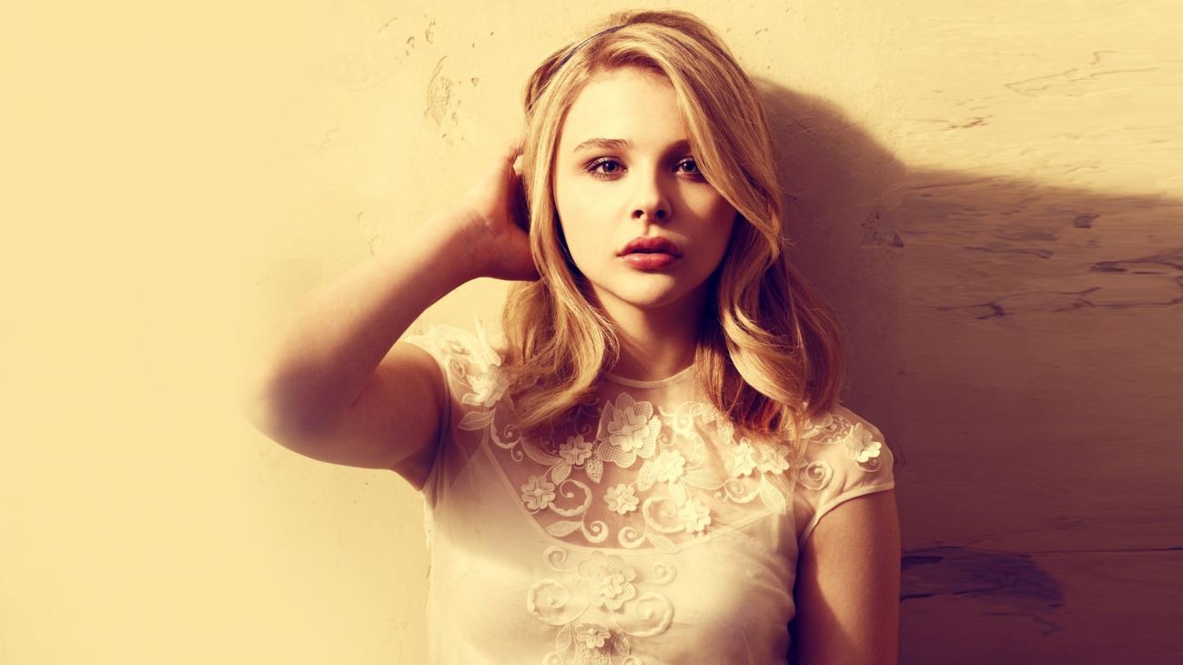 Chloe Grace Moretz Wide Pixel Wallpaper