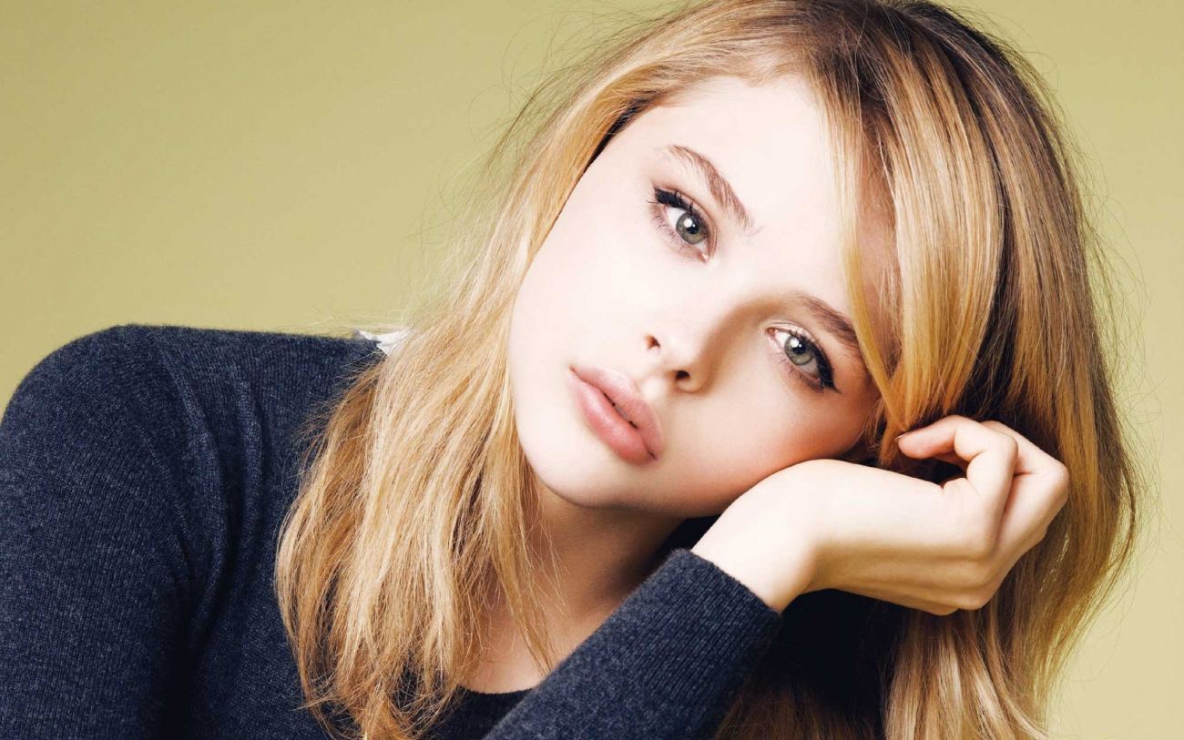 Gorgeous Chloe Grace Moretz Top Actress Wallpaper