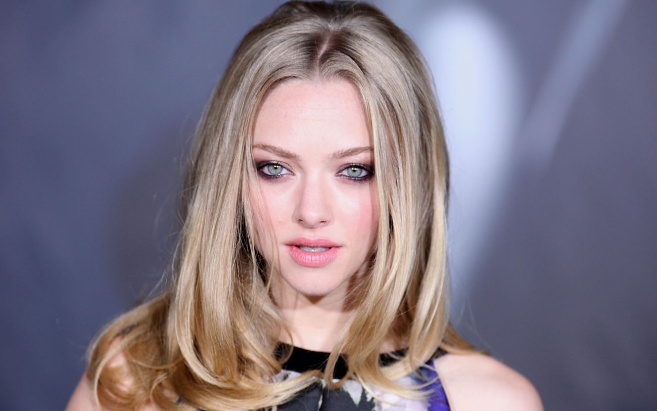 Looks Gorgeous Amanda Seyfried Wide Desktop Wallpaper