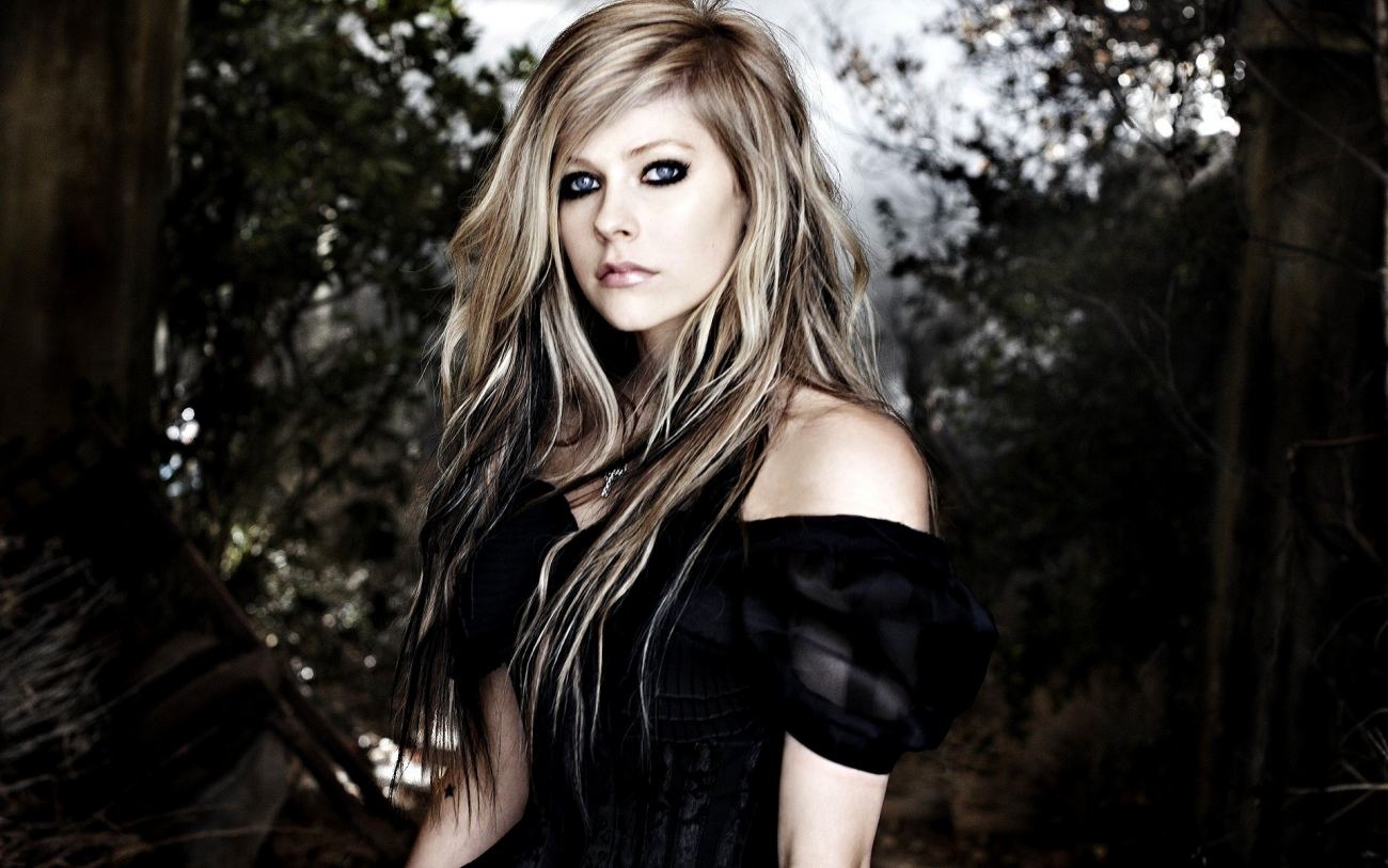 Avril Lavigne Blondes HD Desktop Wallpaper